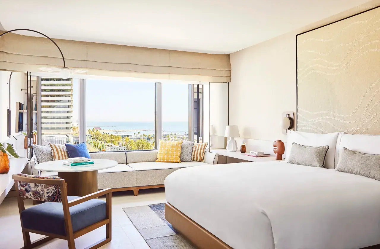 Panorama, Guest Room, 1 King, City View — Trip.com listing photograph